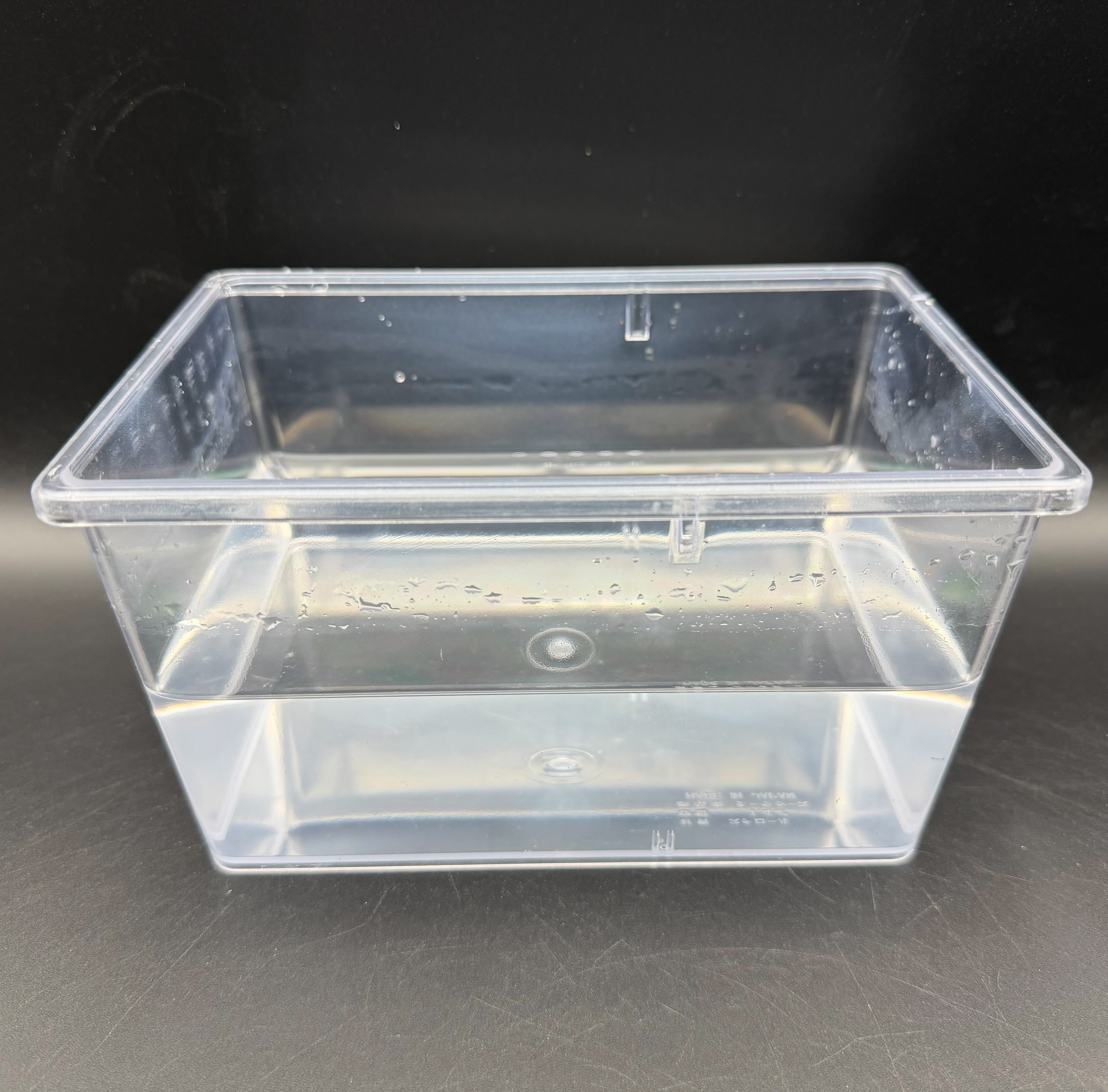 容器に水を入れる